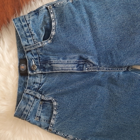 R21 Y2K Highrise Embroidered Button Flare Jeans - Picture 5 of 9